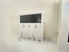 キッチン横からお湯張り、追い炊き、足し湯がボタン一つで楽々操作できる給湯機リモコンです＾＾忙しい夕飯の準備の時間帯に重宝しますね。