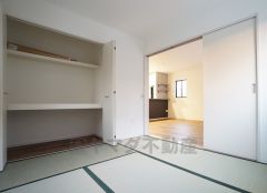 同仕様写真。リビングからの続き間として和室をご用意しました。普段はリビングとつなげて開放的なスペースとして。来客時には客間としてお使いいただけます。