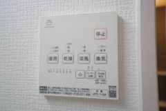 雨の日の洗濯も安心できる浴室暖房乾燥機付き浴室。リモコンで操作もボタン1つで簡単。 浴室暖房乾燥機には、暖房、乾燥、涼風、換気の4つの機能が付いています。タイマー付きです。