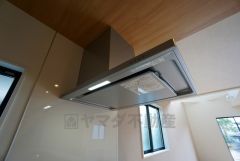 お手入れが簡単なスリム型レンジフードです。調理により発生する油煙や臭いを吸い込み、屋外へ排気してくれます。