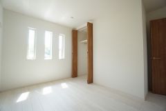 木目調のシンプルデザインで落ち着きと安らぎの空間に仕上げています。各部屋に収納が完備されているので、お荷物が多くなっても安心の設計です。