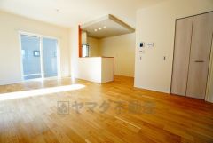 断熱性能の窓ガラスを採用。省エネ、光熱費カットにも貢献します。 夏は涼しく、冬は暖かく快適に過ごせます。