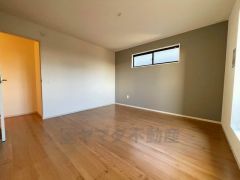 住む人のこだわりを活かす洋室＾＾日当たりがよく、寝室としての利用もおすすめ。広めのクローゼットもあり荷物もすっきり片付けれ、ゆとりのある暮らしが出来ます＾＾