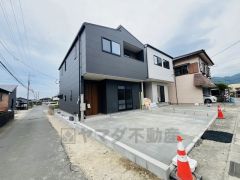 カースペースは停めやすい並列駐車2台付きです。 前面道路は交通量が少なく小さなお子様がいるご家庭でも安心です＾＾