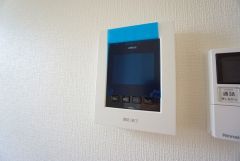 ドアを開けずに来訪者を確認できるモニター付インターフォン。防犯はもちろん、セールスマン対策にもなりますね＾＾