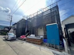 前面道路は交通量が少なく、小さなお子様がいるご家庭も安心です＾＾