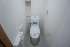 温水洗浄機付トイレです。節水機能もあるので、安心して使えますね。節水・静音設計でエネルギーを効率よく使用し省エネ。汚れをガードする構造でサッと一拭き、お手入れが簡単。