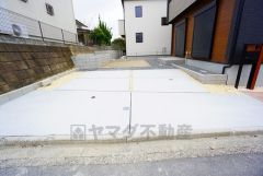 カースペースは停めやすい並列駐車2台付き。