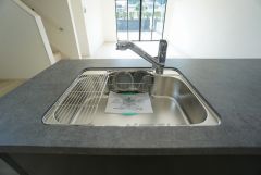 広々とした凸型シンクに洗剤ポケットを標準装備。大きなお鍋など洗いやすいです。洗剤や石鹸、スポンジもすっきりできる収納付き。