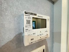 キッチン横からお湯張り、追い炊き、足し湯がボタン一つで楽々操作できる給湯機リモコンです＾＾忙しい夕飯の準備の時間帯に重宝しますね。