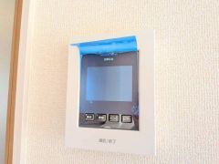 防犯性もばっちり、TVモニター付きインターフォン完備。大きなモニターで玄関先を確認できます。録画機能が付いているので不在時の訪問者も確認できて安心です^^