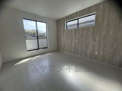 2面採光を確保した明るい室内は、風通しも良く、大変居心地の良い空間となっております。爽やかな風を感じて起きる朝は、快適生活の始まりに。