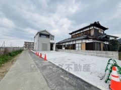 前面道路は4ｍ。交通量は少ないため小さなお子様がいるご家庭も安心です＾＾ 前面棟がないため陽当たり風通し良好です＾＾