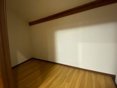 収納力豊富なウォークインクローゼット付き。洋服や小物などを1箇所にまとめて美しい収納を実現します。