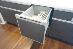 家事の時間が短縮できる食器洗浄乾燥機付。後片付けもラクラクです。 食器を洗う手間が減るので家族とのコミュニケーションの時間や自分の時間が増えますね。