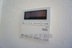 キッチン横からお湯張り、追い炊き、足し湯がボタン一つで楽々操作できる給湯機リモコンです＾＾忙しい夕飯の準備の時間帯に重宝しますね。