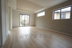 大きな窓のあるリビングは、陽光あふれる明るい空間です。居心地良く、ご家族皆がゆったり寛げる憩いの空間となりそうです。