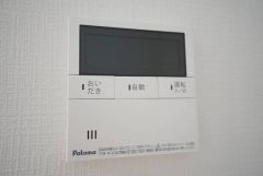 キッチン横からお湯張り、追い炊き、足し湯がボタン一つで楽々操作できる給湯機リモコンです＾＾忙しい夕飯の準備の時間帯に重宝しますね。