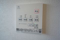 雨の日の洗濯も安心できる浴室暖房乾燥機付き浴室。リモコンで操作もボタン1つで簡単。