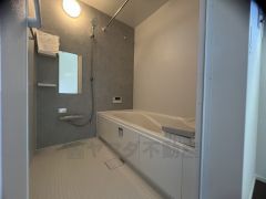 1日の疲れを癒すくつろぎのバスルーム。足を伸ばしてもゆったりと入れるサイズです。お子様と一緒にお風呂に入っても狭くないですね^^