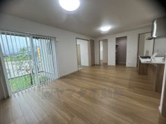 大きな窓のあるリビングは、陽光あふれる明るい空間です。居心地良く、ご家族皆がゆったり寛げる憩いの空間となりそうです。