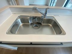 広々とした凸型シンクに洗剤ポケットを標準装備。大きなお鍋など洗いやすいです。洗剤や石鹸、スポンジもすっきりできる収納付き。