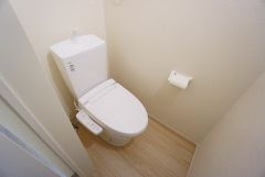 温水洗浄機付トイレです。節水機能もあるので、安心して使えますね。もちろん、1階2階の2ヶ所にトイレがあるので、忙しい朝にもゆとりができますね。