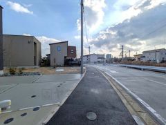 公道南側約9.2～9.3ｍ。幅広いため車の離合もスムーズです＾＾