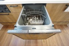 同仕様写真。家事の時間が短縮できる食器洗浄乾燥機付。後片付けもラクラクです。 食器を洗う手間が減るので家族とのコミュニケーションの時間や自分の時間が増えますね。