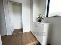 たっぷり収納できるシューズボックスです。家族全員の靴がきれいに整頓できます。棚の上にお花や写真を飾っても良いですね。