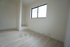 木目調のシンプルデザインで落ち着きと安らぎの空間に仕上げています。各部屋に収納が完備されているので、お荷物が多くなっても安心の設計です。