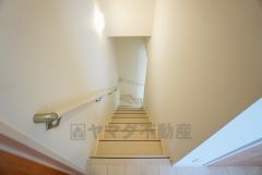 同仕様写真。ご年配の方でも安心できる、手すり付き階段です＾＾段差も低めで設定されてますので安全性にも優れてますね＾＾