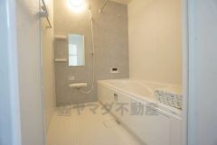 1日の疲れを癒すくつろぎのバスルーム。足を伸ばしてもゆったりと入れるサイズです。お子様と一緒にお風呂に入っても狭くないですね^^