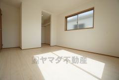 同仕様写真。住む人のこだわりを活かす洋室＾＾日当たりがよく、寝室としての利用もおすすめ。広めのクローゼットもあり荷物もすっきり片付けれ、ゆとりのある暮らしが出来ます＾＾