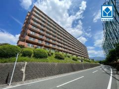 南西向きで日当たり良好＾＾前面に大きな建物がないので開放感もありますよ＾＾ 前面道路と高低差があるので、お部屋が見えることもなく防犯面でも安心です。