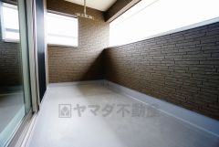 同仕様写真。幅広のインナーバルコニーは多少の雨でも洗濯物を守ってくれ、家事を助けてくれること間違いなし。眩しすぎる日差しも和らげます。