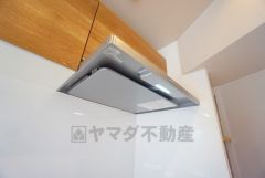レンジフード。 調理により発生する油煙や臭いを吸い込み、屋外へ排気してくれます。