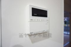 同仕様写真。給湯器リモコンはキッチン横からボタンひとつで操作が楽々。通話ボタン付きでお子様とも会話ができて安心です。