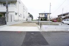 駐車スペースはゆとりある2台分を確保。マイカー用に、お客さま用に、余裕を持ってご利用いただけます。