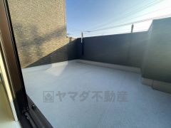 バルコニー＾＾お洗濯物も気持ちよく干せそうです。 テーブルとイスを置いてカフェタイムや日光浴、星を眺めたりも良いですね^^