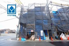 2号棟。シンプルでいつまでも飽きのこないデザインが周囲の環境に調和し、どんなご家族にもフィットするデザインです。