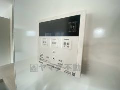 キッチン横からお湯張り、追い炊き、足し湯がボタン一つで楽々操作できる給湯機リモコンです＾＾忙しい夕飯の準備の時間帯に重宝しますね。