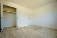 同仕様写真。木目調のシンプルデザインで落ち着きと安らぎの空間に仕上げています。各部屋に収納が完備されているので、お荷物が多くなっても安心の設計です。