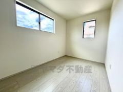2面採光を確保した明るい室内は、風通しも良く、大変居心地の良い空間となっております。爽やかな風を感じて起きる朝は、快適生活の始まりに。