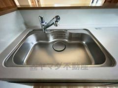 広々とした凸型シンクに洗剤ポケットを標準装備。大きなお鍋など洗いやすいです。洗剤や石鹸、スポンジもすっきりできる収納付き。