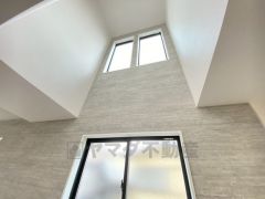 ダイニング上部が吹き抜けになっております。上下の空間が繋がってるので、ご家族の気配を感じられます＾＾