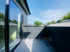 お洗濯物を干すスペースとしても十分な広さがあります。  お天気の良い日はお洗濯物がよく乾きそうな日当たり良好のバルコニー