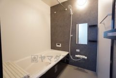 1日の疲れを癒すくつろぎのバスルーム。足を伸ばしてもゆったりと入れるサイズです。お子様と一緒にお風呂に入っても狭くないですね^^