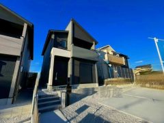 太宰府東小学校徒歩7分と通学しやすい環境です＾＾流行に左右されないベーシックなカラーリングは、永住にふさわしい佇まいです。