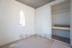 リビングからの続き間として和室をご用意しました。普段はリビングとつなげて開放的なスペースとして。来客時には客間としてお使いいただけます。